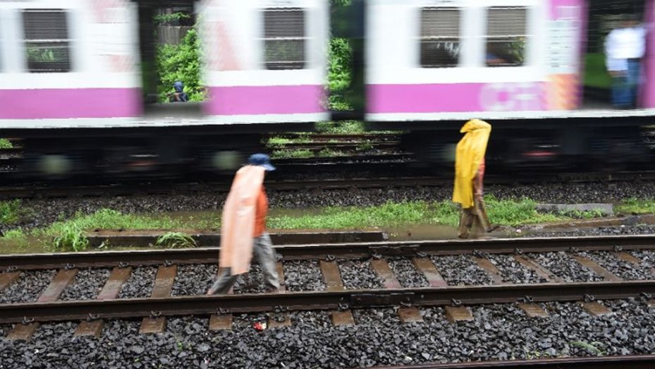 India: tres jóvenes se sacaban una selfie y murieron arrollados por un tren Resultado de imagen para india selfie tren