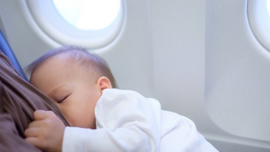 Tuvo que amamantar a su bebé en el suelo del tren porque el resto de los pasajeros se negó a cederle el asiento image mamar
