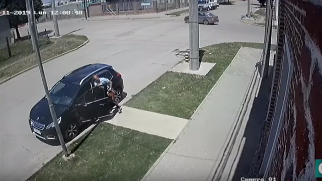 Video: hurto a plena luz del día en Oncativo, se llevan bolso con dólares y un celular - Telefe Cordoba
