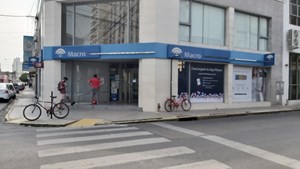 La Sucursal Del Banco Macro De San Jeronimo Y La Rioja Cierra Por Prevencion Telefe Santa Fe