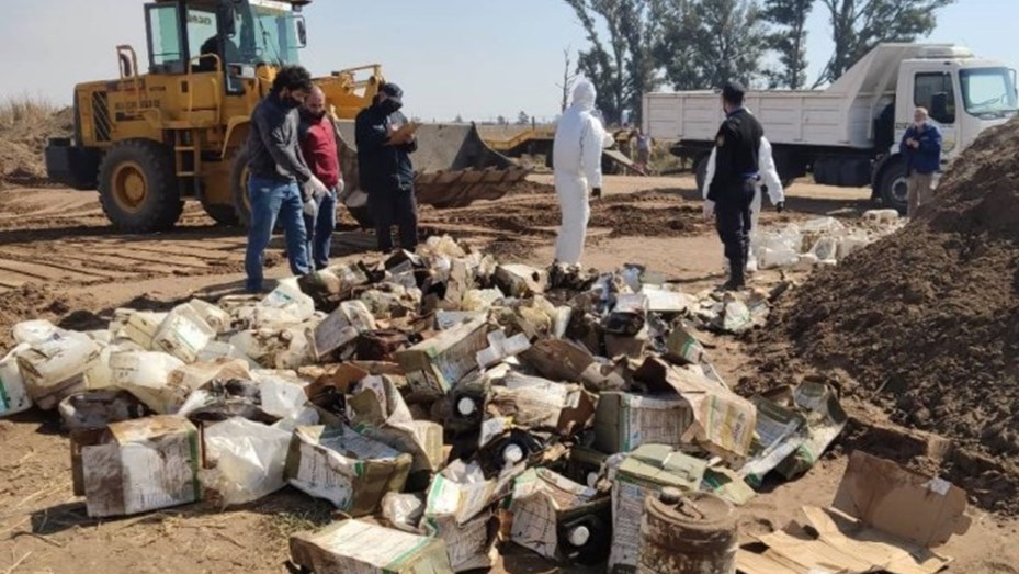La Pampa: Multaron con $ 27 millones a una empresa por enterrar bidones de  agrotóxicos - Telefe Santa Fe