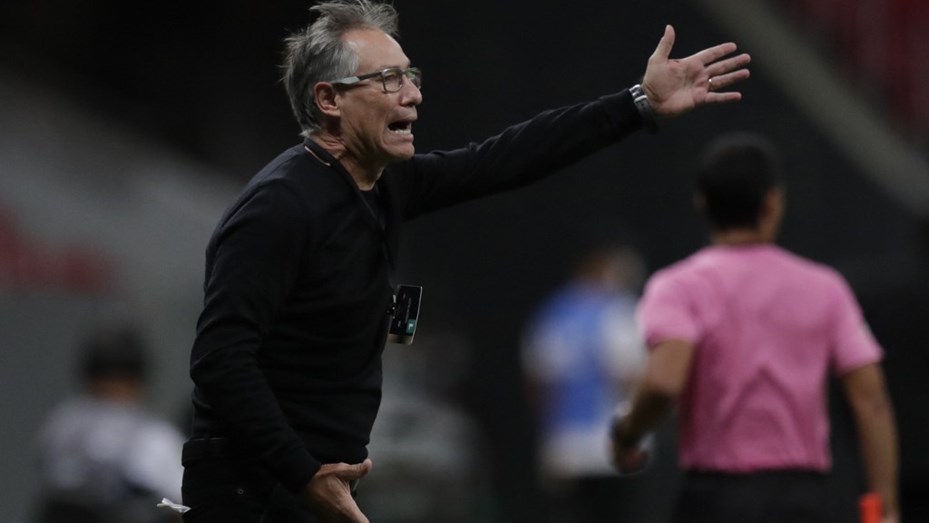 Renunció Holan: el presidente de Santos apuntó al "hostigamiento" de hinchas al DT - Telefe Córdoba
