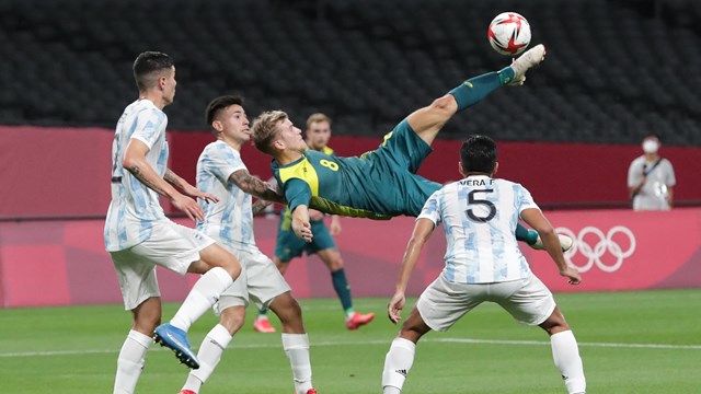 Argentina da un paso en falso y debuta con derrota ante ...