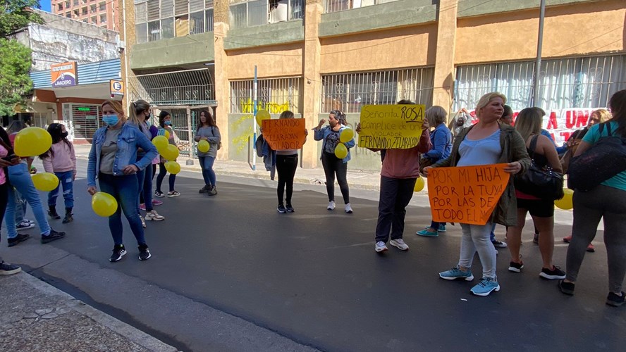 Padres de la escuela Obispo Molina marcharán hacia la Guardia Urbana donde  se encuentra el kiosquero - Telefe Tucumán