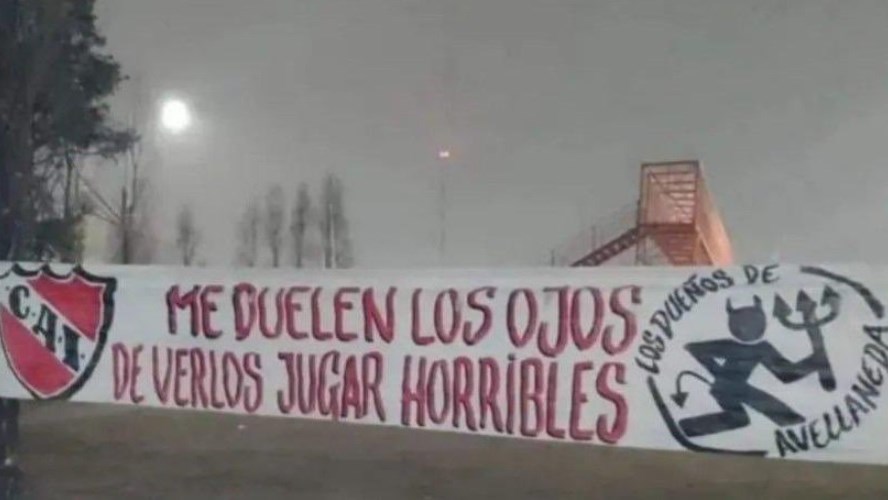 Pasacalles amenazantes a jugadores de Independiente en la previa del  clásico ante Racing - Telefe Noticias