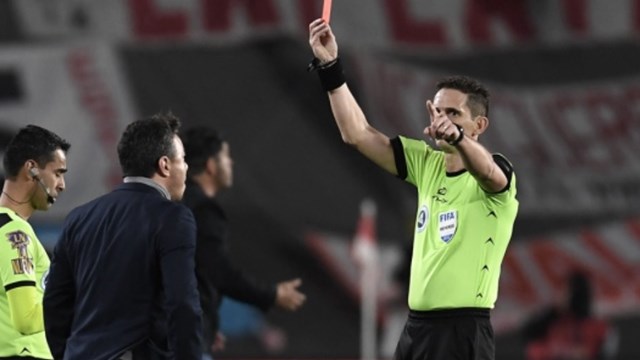 No tenes los huevos para expulsarme": Gallardo insultó al árbitro, lo echaron y suspendió la conferencia - Telefe Santa Fe