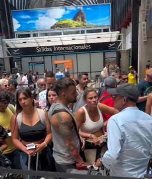 Fueron de vacaciones, la aerolínea quebró y quedaron varados en Colombia: "No damos más" 1 aeropuerto colombia