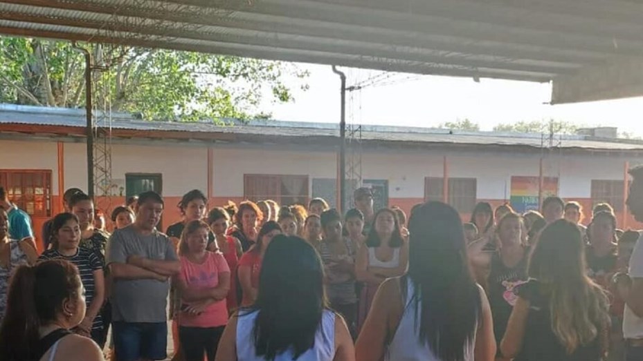 Madre de un alumno le dio una paliza al maestro en la puerta de la escuela 1 escuela