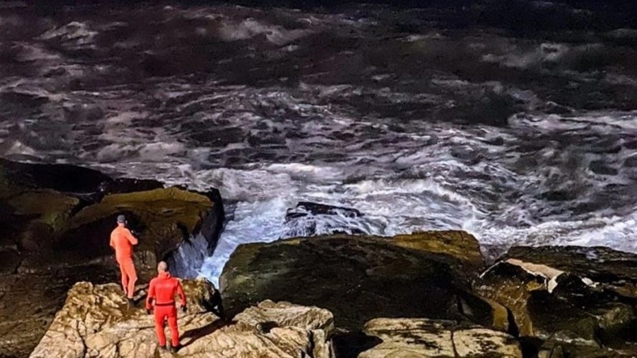 Para escaparse de la Policía, se arrojó al mar: dos días después hallaron su cuerpo en la playa 1 acantilado