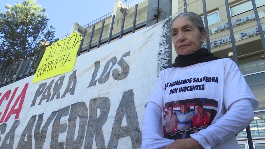 La madre de los hermanos Saavedra se encadenó en Ciudad Judicial - Telefe Salta