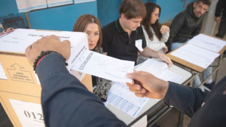 Cuáles son los requisitos para inscribirse como autoridad de mesa en los próximos comicios 1 e-card