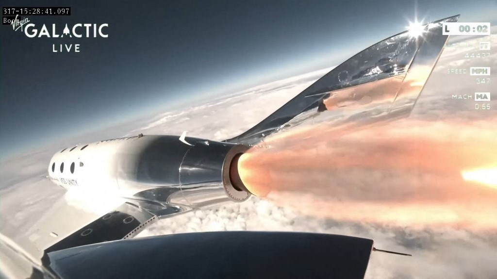 Los tres primeros turistas de Virgin Galactic llegaron al espacio 2 turistas espaciales 4