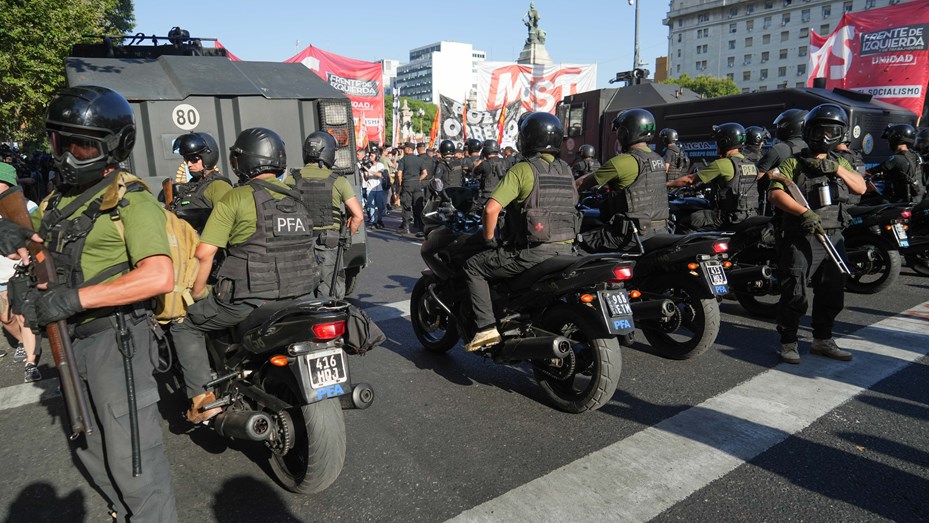 Incidentes frente al Congreso: Prefectura aplicó el protocolo antipiquetes para liberar las calles - Telefe Noticias
