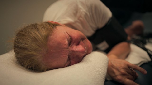 Celine Dion: el duro video del momento en que sufre una crisis del Síndrome de la persona rígida, en su documental - Telefe Noticias