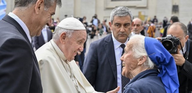 Geneviève Jeanningros, la monja amiga del papa Francisco que logró romper el estricto protocolo para despedirlo 1 papa francisco monja