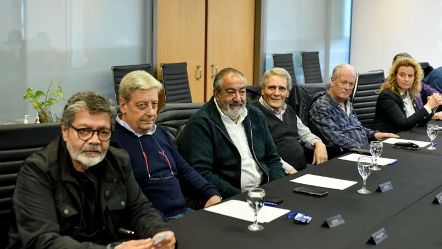 La CGT advirtió que "no permanecerá en silencio" ante el DNU que limita las  huelgas - Telefe Noticias